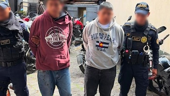 Dispararon contra una conductora y capturaron a dos sospechosos en moto en la zona 10 de la Ciudad de Guatemala