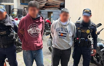 Los disparos dañaron el sedán y rompieron los vidrios del lado de la conductora, aunque la mujer no fue alcanzada por las balas.