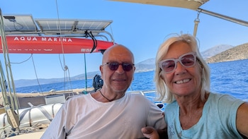 “No queríamos quedarnos sentados en un sillón viendo televisión”: la pareja de jubilados que vive siete meses al año en el mar
