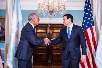 El saludo entre Nasry Asfura