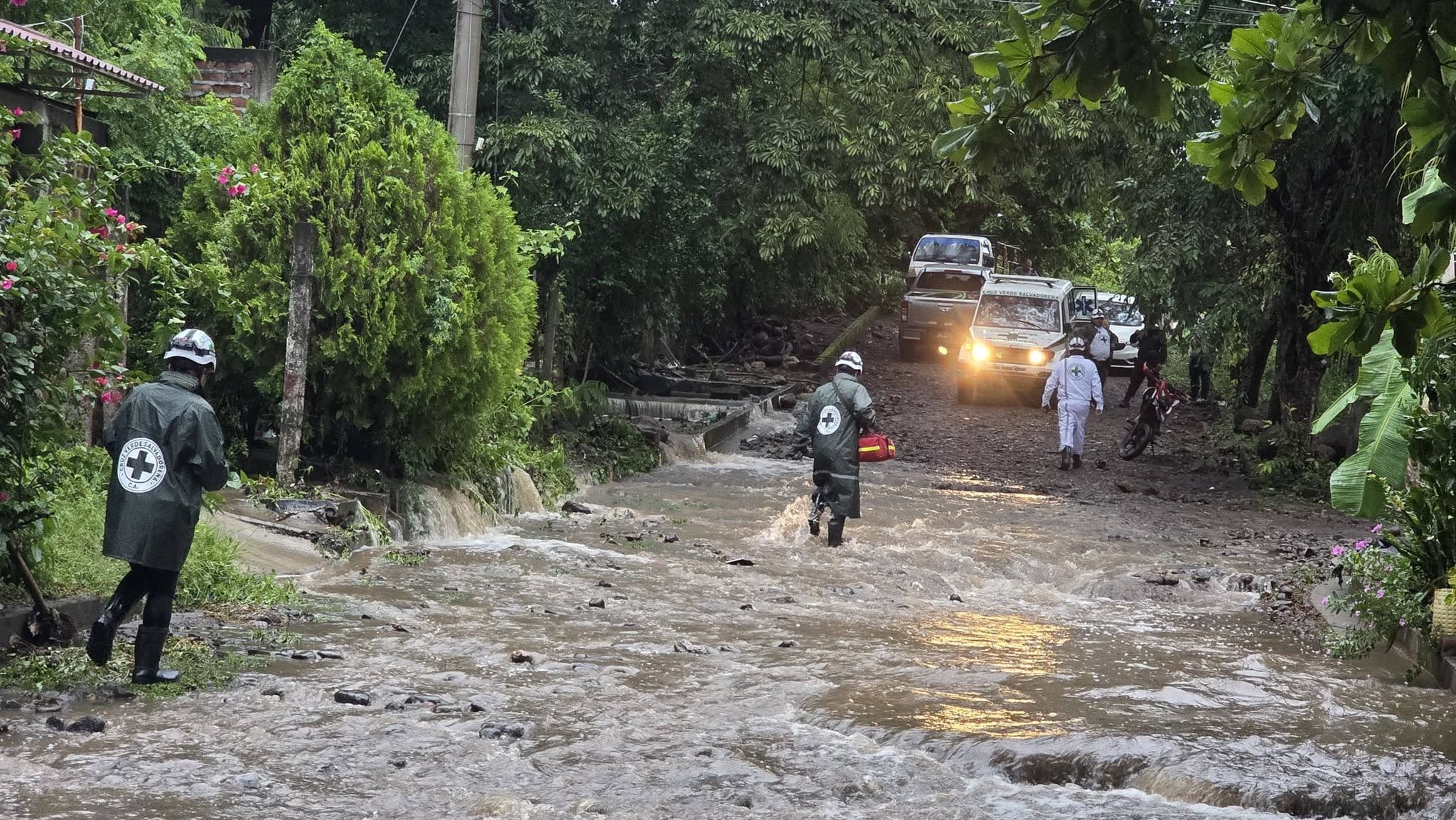 El desbordamiento de un río provocó daños en alrededor de ocho viviendas de la lotificación La Ilusión en San Vicente Sur. (Cortesía: Cruz Verde Salvadoreña La Paz Este)