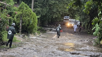 El Salvador: Cuerpos de socorro evacuaron a familias tras el desborde de un río en San Vicente Sur