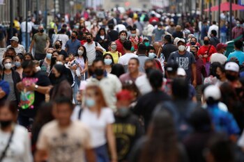 Gente camina por un área