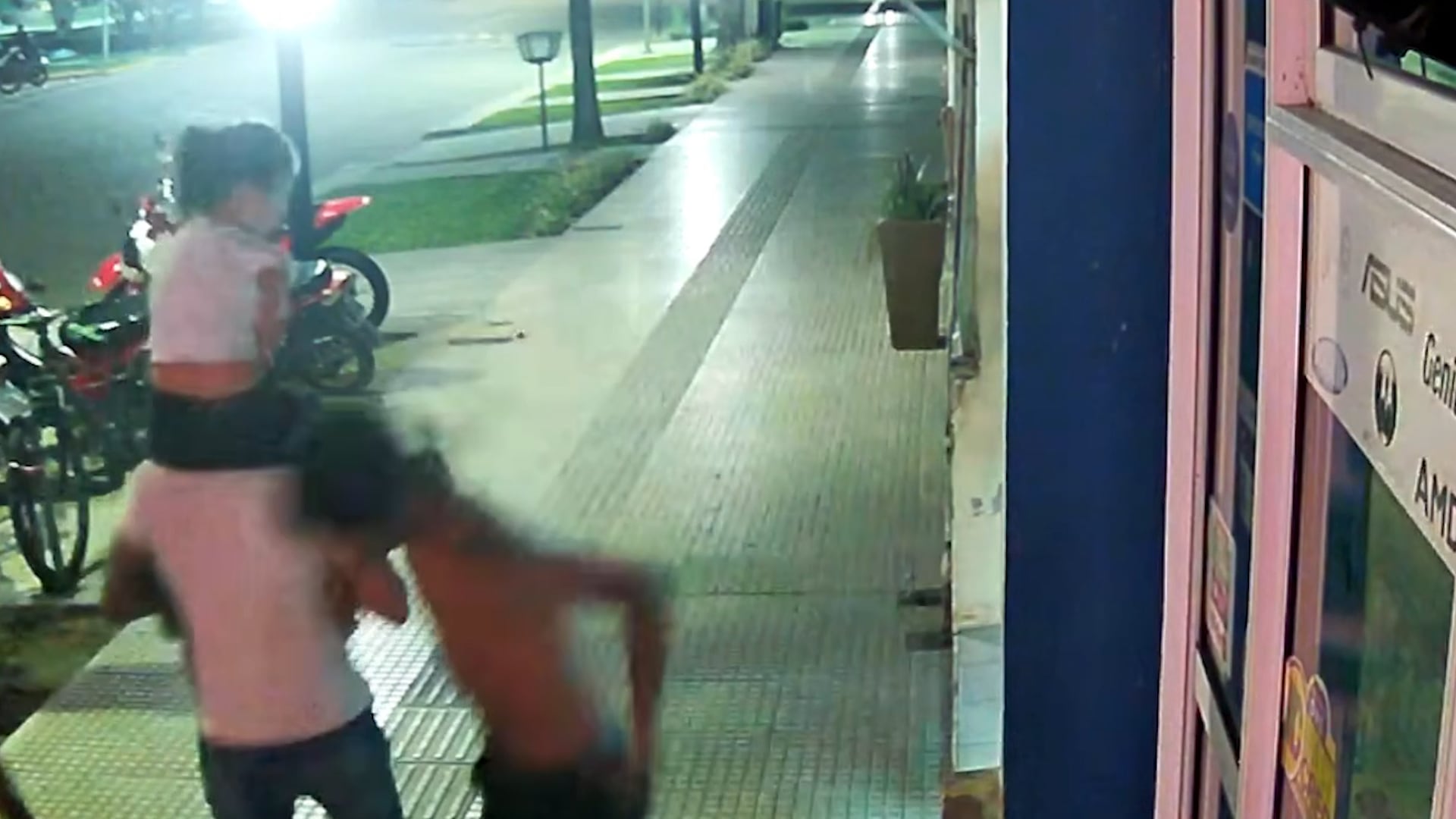 El momento en que el hombre de 31 años agrede a Matías Paczkowski, que llevaba a su hija en los hombros