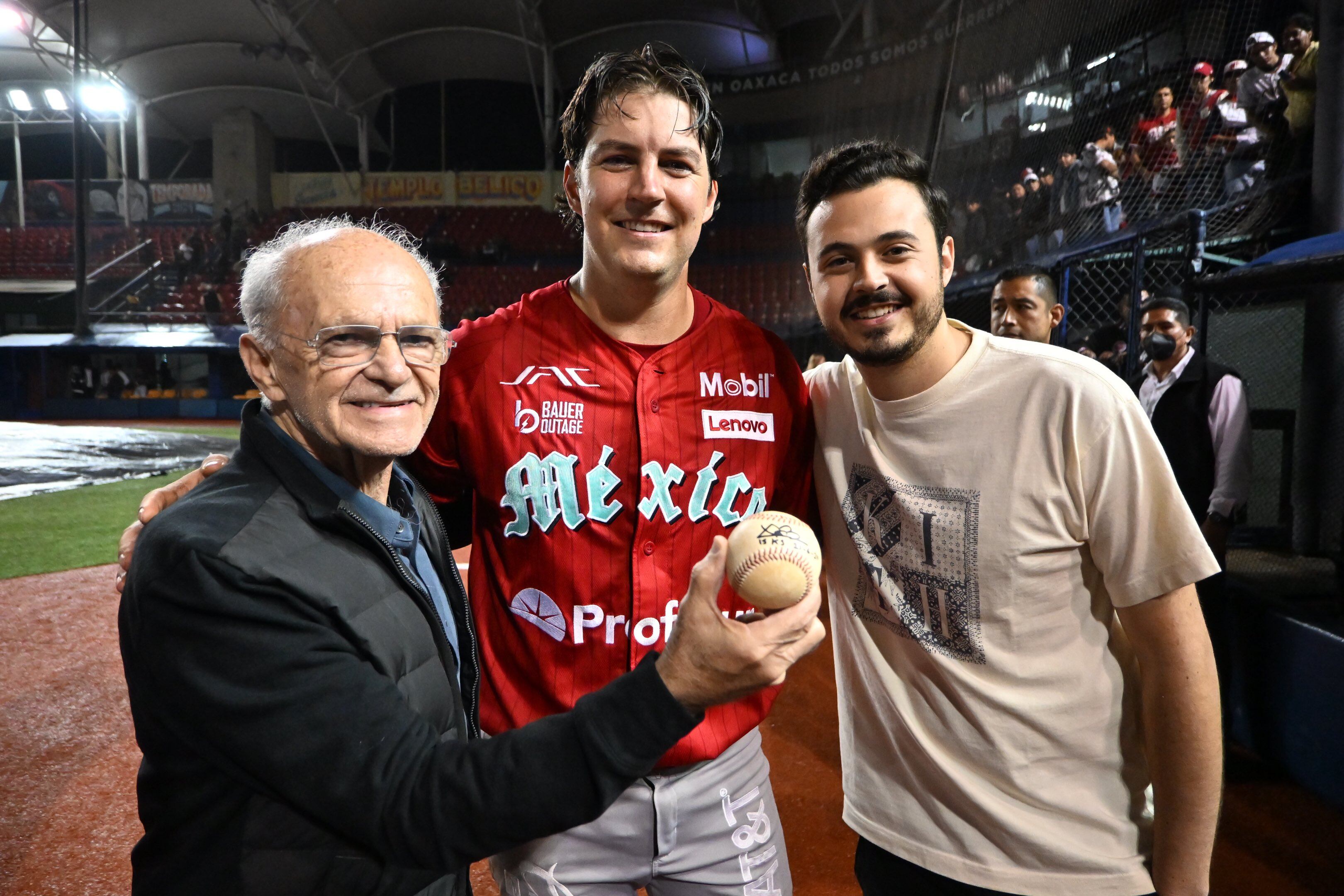 El lanzador estadounidense mantiene lazos con la organización escarlata tras su campeonato de 2024, situación que ha generado expectativas sobre un potencial refuerzo para el próximo torneo. (Foto: X/Diablos Rojos del México)