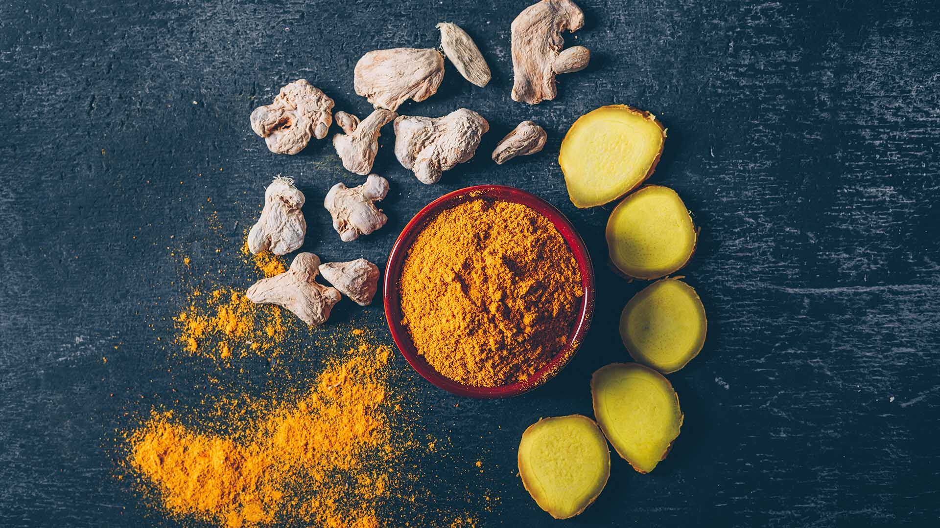 La combinación de cúrcuma y jengibre aporta beneficios a la digestión (Freepik)