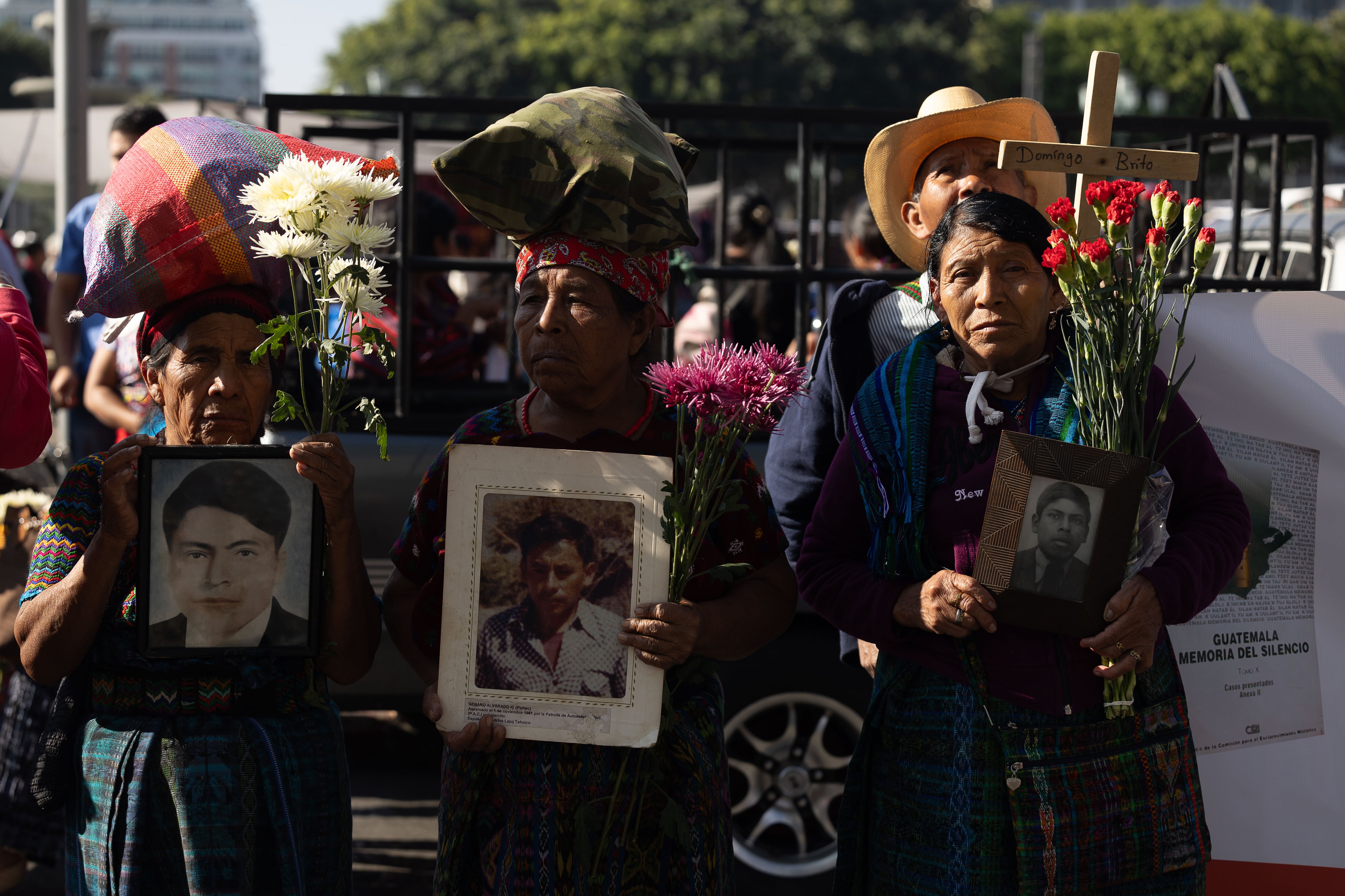 Indígenas marchan para conmemorar el Día Nacional de la Dignificación de las Víctimas del Conflicto Armado este domingo, en Ciudad de Guatemala (Guatemala). EFE/ David Toro