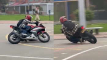 Motociclista usó una cancha de