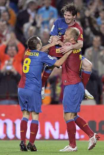 Leo Messi con Eidur Gudjohnsen en el 2008 (Foto: AFP PHOTO)