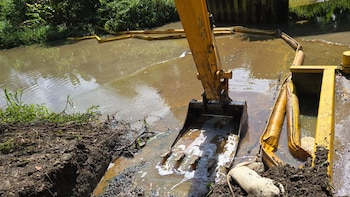 El derrame de diésel se originó por una toma ilegal detectada en el poliducto de Recope, afectando varios cuerpos de agua en Limón. (Foto de cortesía)