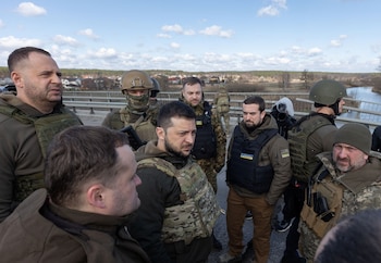 Zelensky en Bucha, la ciudad que quedará como un símbolo de los abusos de las tropas invasoras rusas (Reuters)