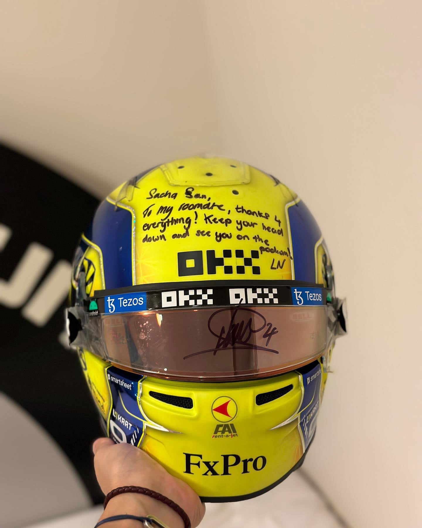 El casco que Lando Norris le regaló a Sacha Fenestraz en 2022 (@sachafenestraz)