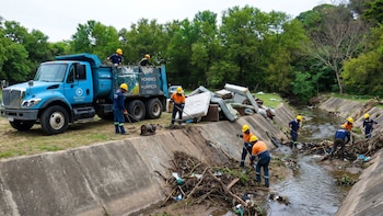 San Salvador Centro refuerza limpieza de drenajes y quebradas ante el inicio de la temporada de lluvias