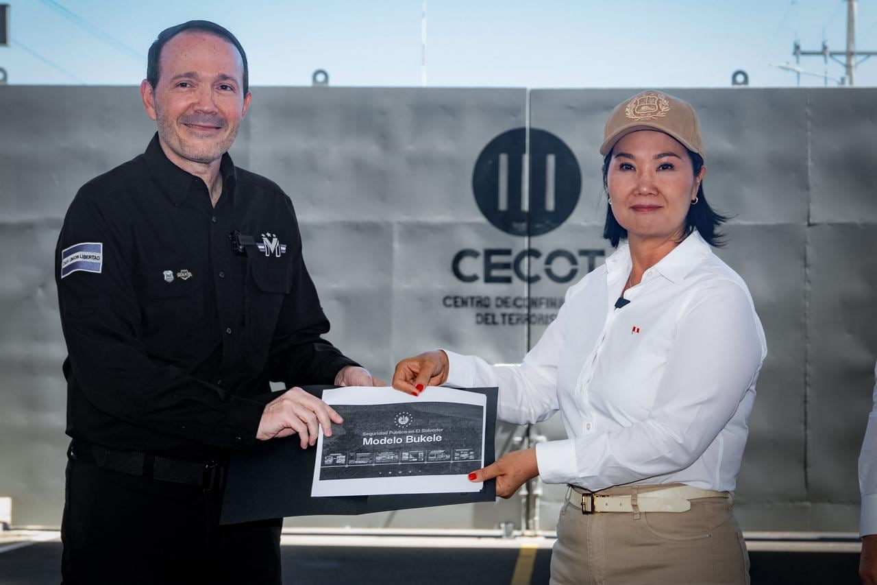 El ministro de Justicia y Seguridad Pública salvadoreño, Gustavo Villatoro, entrega a la presidenta de Perú, Keiko Fujimori, el documento técnico sobre el