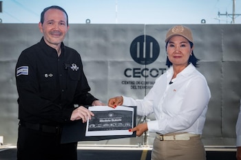 El ministro de Justicia y Seguridad Pública salvadoreño, Gustavo Villatoro, entrega a la presidenta de Perú, Keiko Fujimori, el documento técnico sobre el "Modelo Bukele" en las instalaciones del CECOT (Cortesía: Secretaría de Prensa).