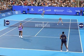Venus y Serena destacaron que el resultado quedó en segundo plano y pusieron en valor la oportunidad de compartir nuevamente la pista tras una larga ausencia (Foto AP/Kareem Elgazzar)