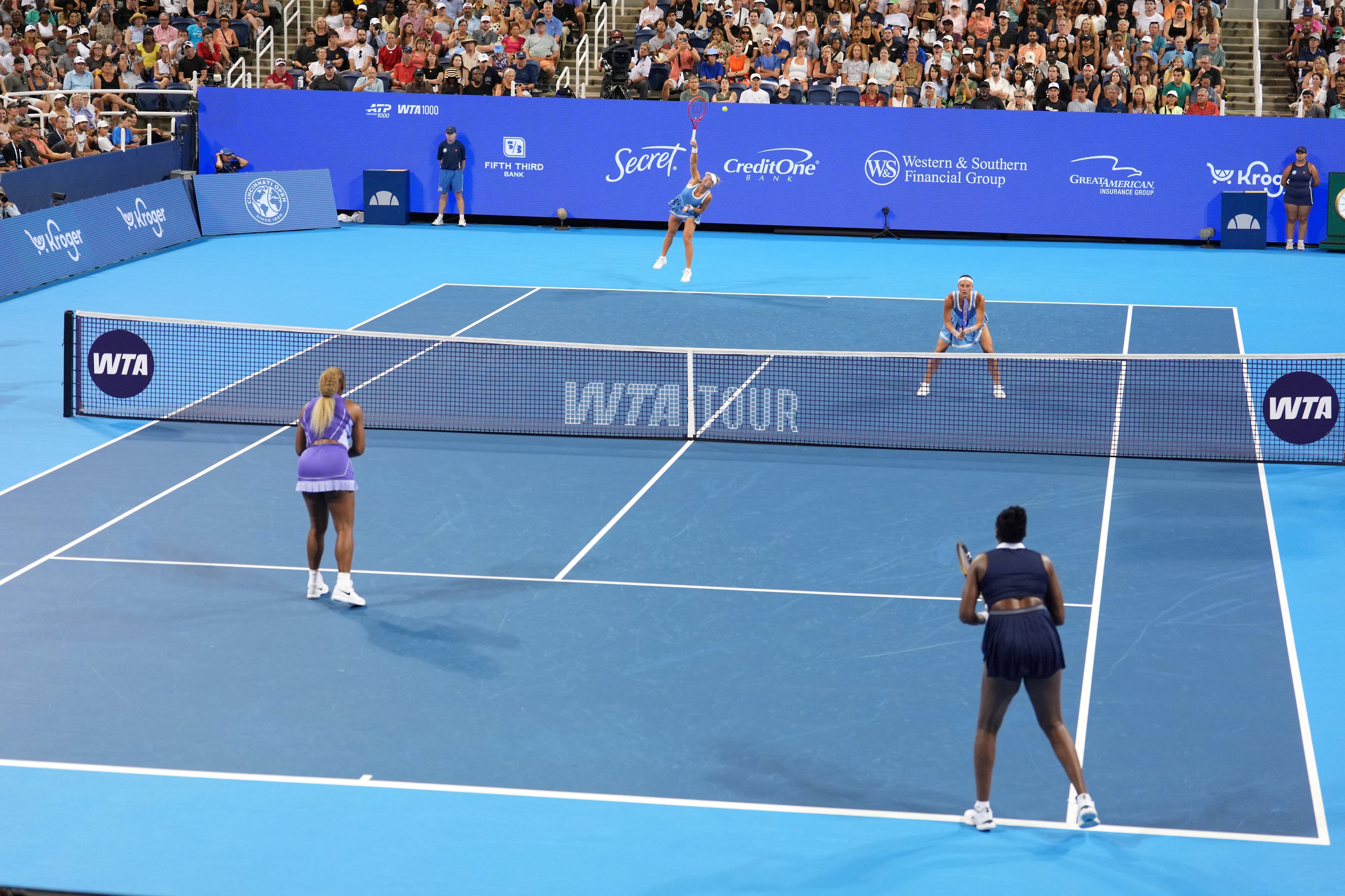Venus y Serena destacaron que el resultado quedó en segundo plano y pusieron en valor la oportunidad de compartir nuevamente la pista tras una larga ausencia (Foto AP/Kareem Elgazzar)