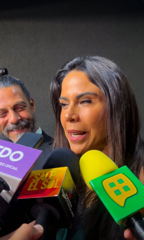 La periodista Paola Rojas atiende a la prensa junto a Jorge Manuel Suárez Azcargota, tras la confirmación de su relación. (Instagram: Sale el Sol)