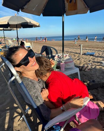 Jimena Barón y un abrazo