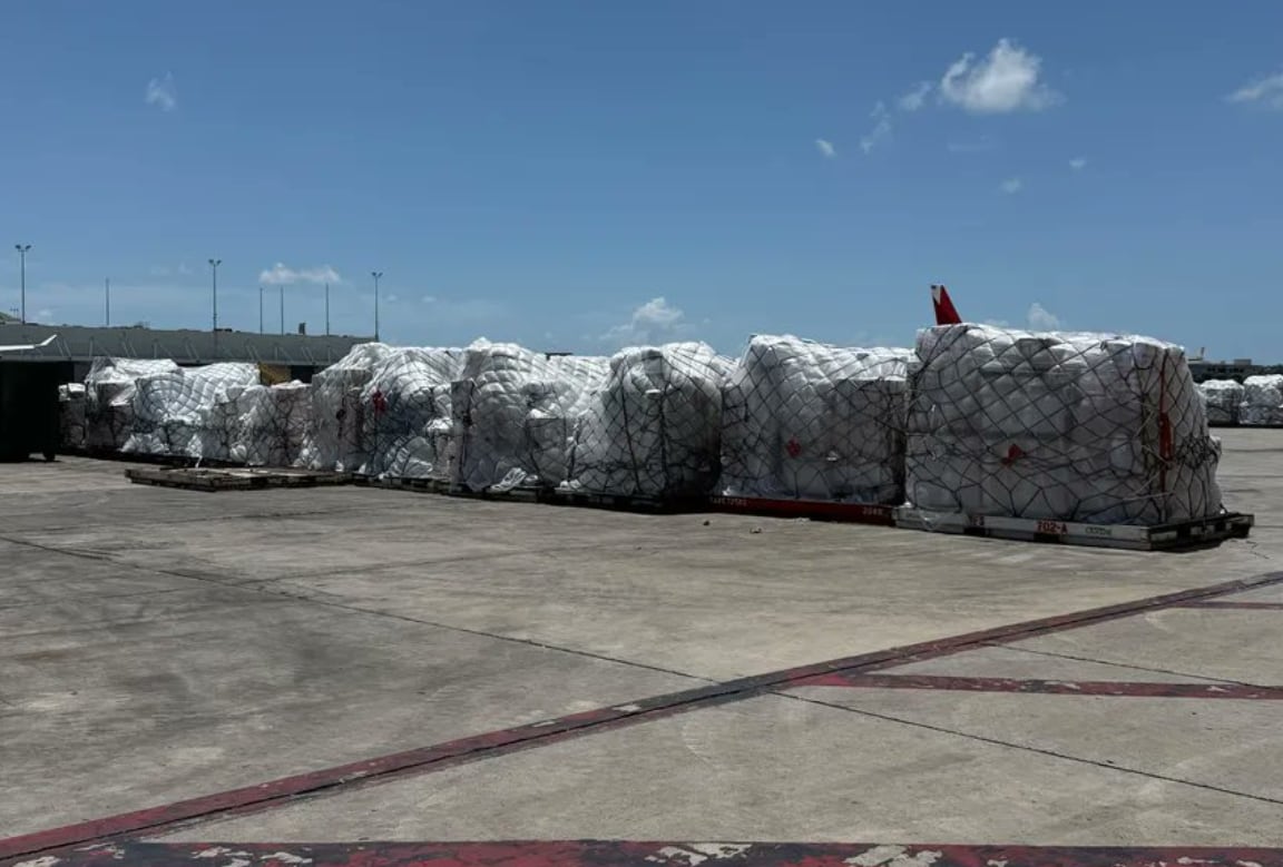 El cargamento de ayuda humanitaria de Estados Unidos a Cuba espera en la pista del aeropuerto de Miami, listo para el primer vuelo de un plan de USD 100 millones.