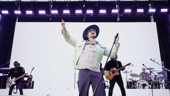 Abel Pintos celebró el Día de la Bandera con un show multitudinario en Rosario: el homenaje al Indio Solari