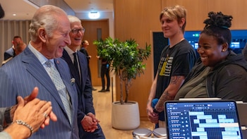 En video el encuentro entre Tim Cook, exCEO de Apple, y el rey Carlos III: crearon Creative Labs para generar empleo en la industria musical