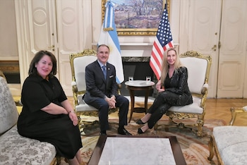La secretaria general de la Presidencia, Karina Milei, junto al embajador de Estados Unidos, Peter Lamelas, en Casa Rosada