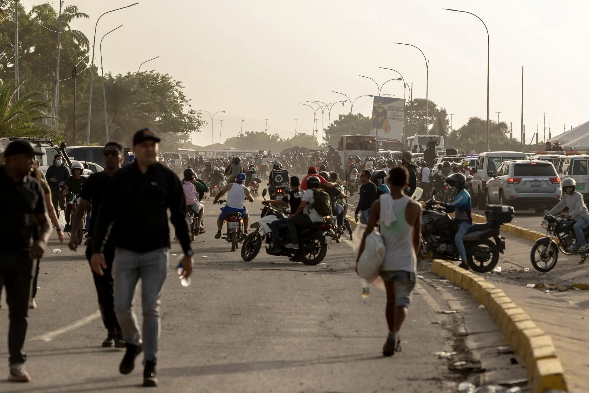 La única autopista que va de Caracas a La Guaira estaba colapsada por el tráfico, ya que tanto vehículos como peatones intentaban llegar a la zona del desastre (NYT)