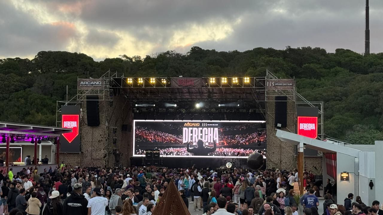 La vista del escenario montado en el balneario donde se presentará el presidente