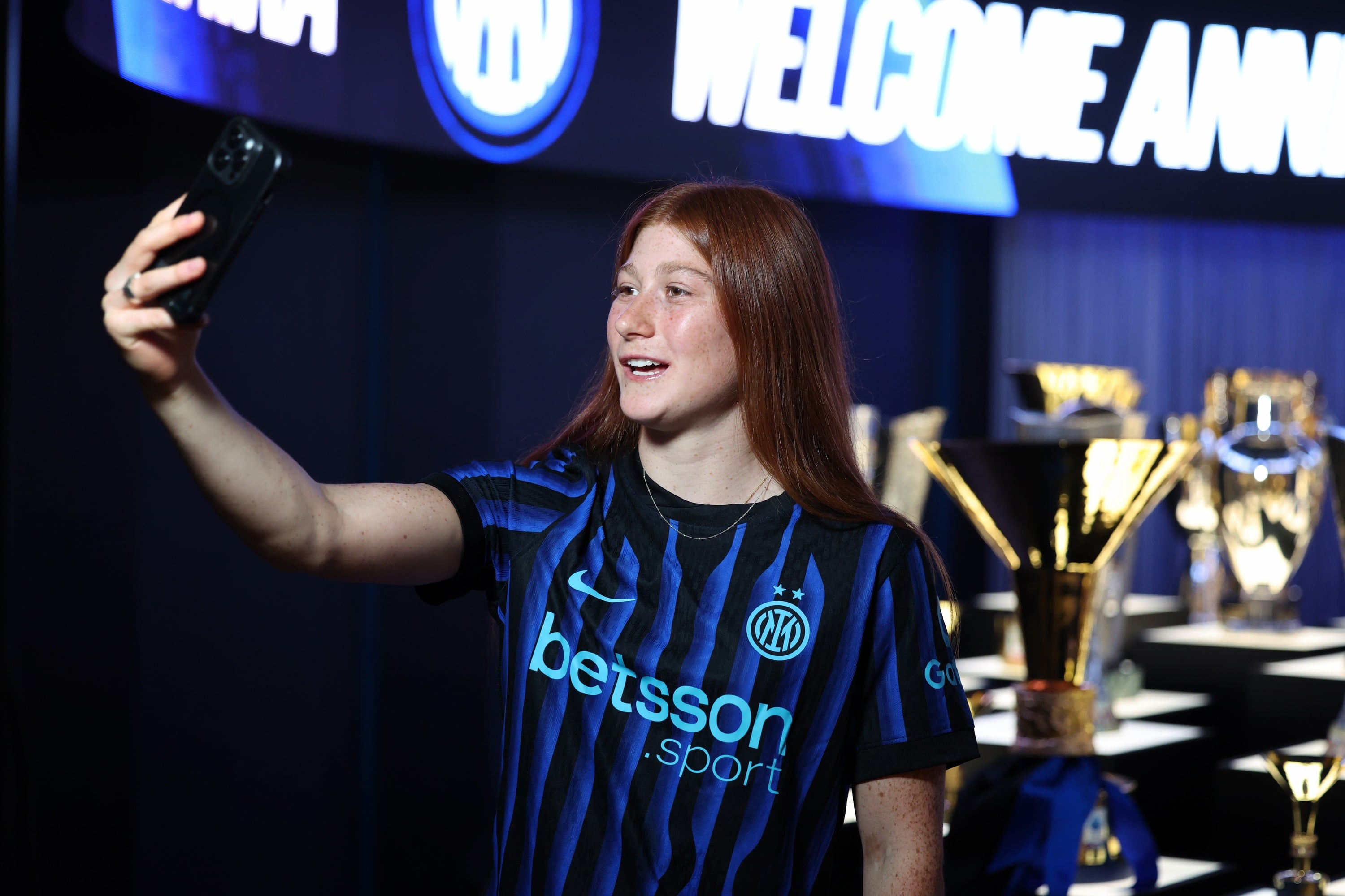 Annika Paz se toma una selfie con la camiseta del Inter, su nuevo club (@Inter_Women)
