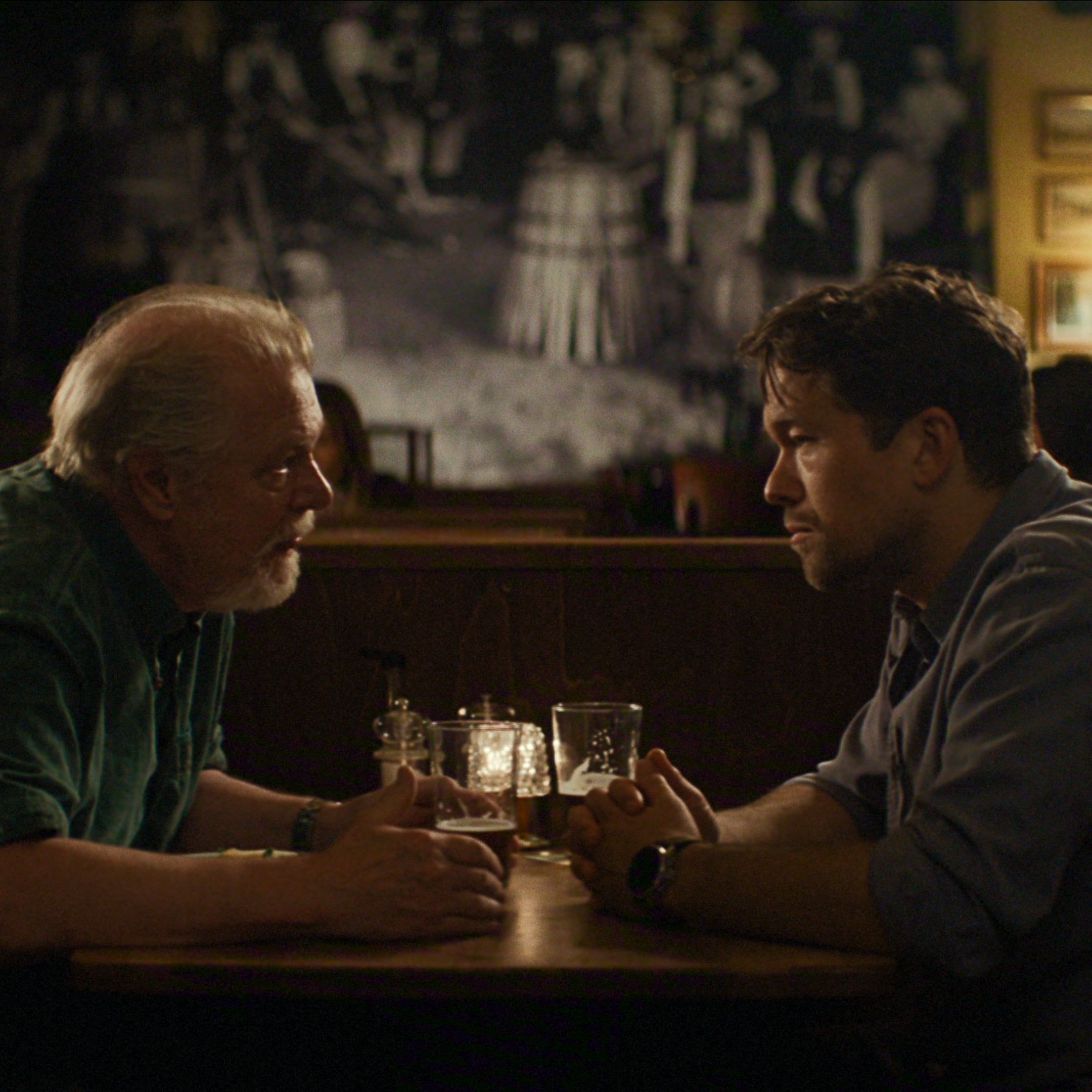 Los actores Peter Andersson y Jakob Oftebro como padre e hijo en este atrapante thriller. (Netflix)