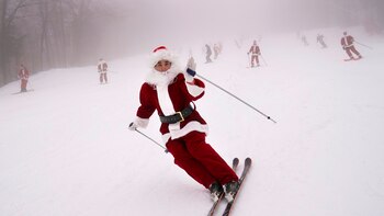 La razón por la que más de 300 Papá Noel se reunieron para esquiar por las montañas de Maine, en Estados Unidos