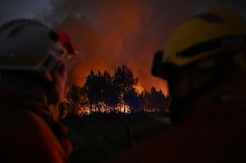 Bomberos combaten un incendio en las afueras de Lanton, durante los incendios forestales en el suroeste de Francia, el martes 28 de julio de 2026 (AP/Emma Da Silva)