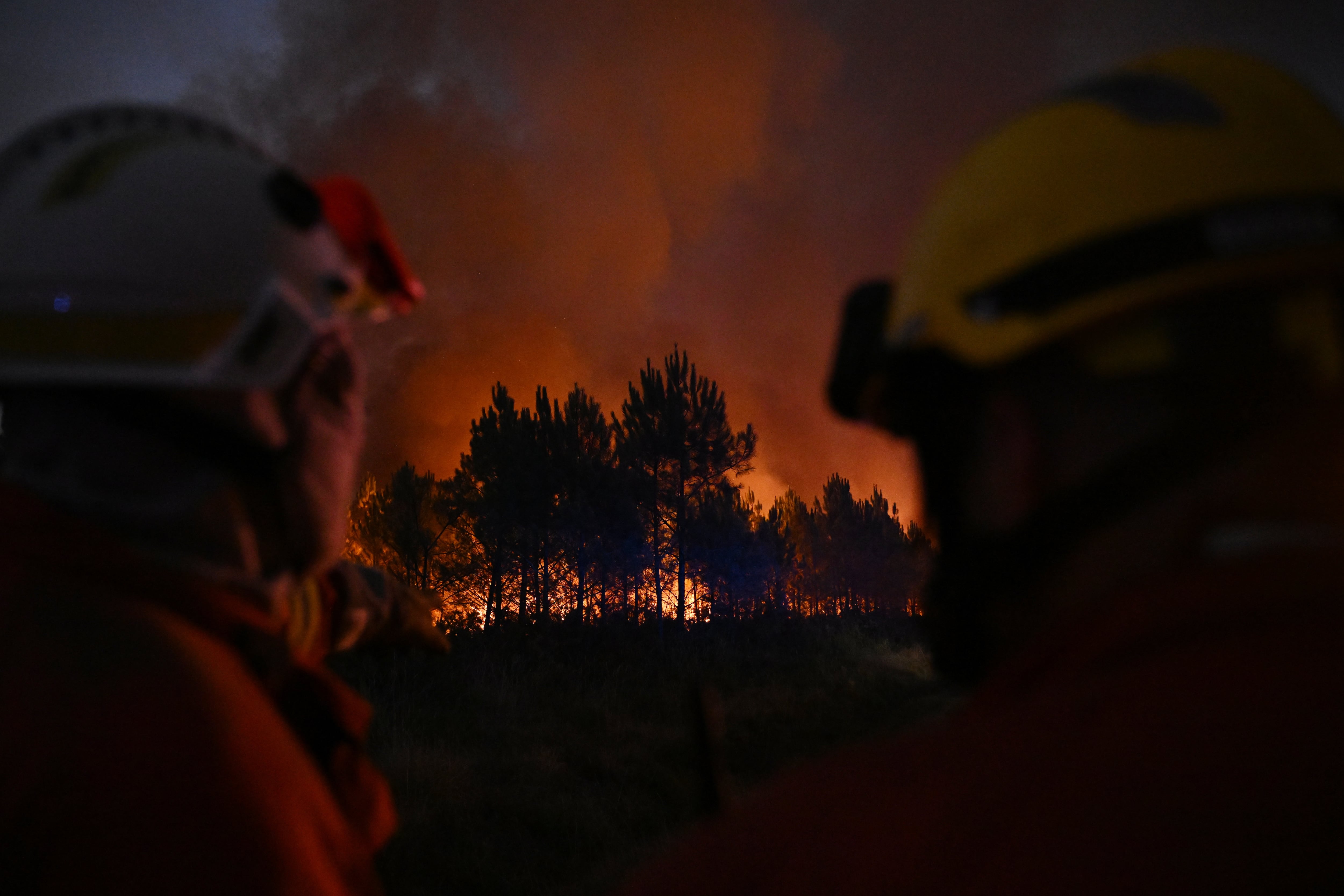 Bomberos combaten un incendio en las afueras de Lanton, durante los incendios forestales en el suroeste de Francia, el martes 28 de julio de 2026 (AP/Emma Da Silva)