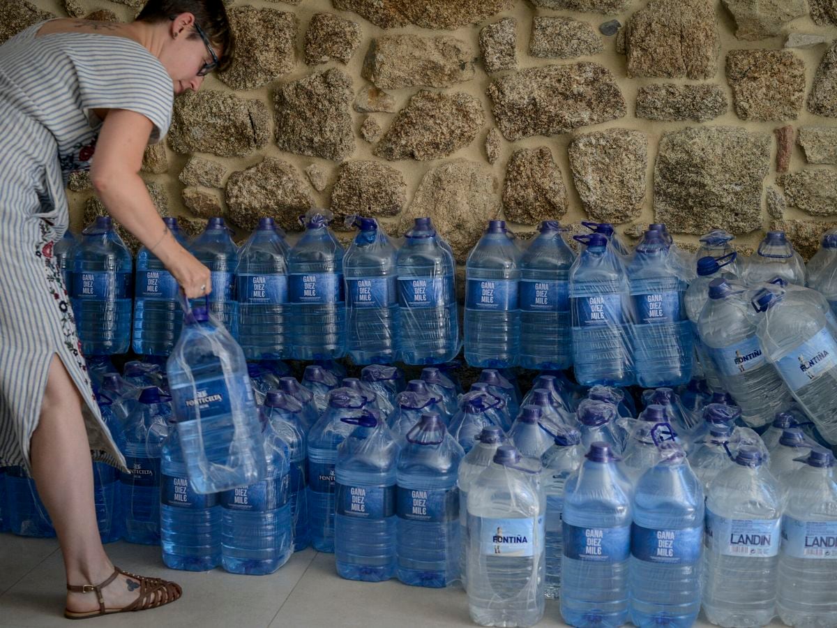El agua embotellada supone un gasto extra en los hogares españoles. (Brais Lorenzo./ EFE)
