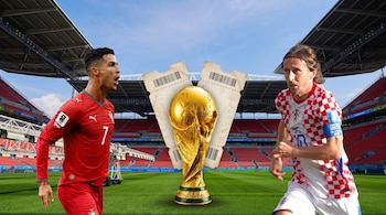 Cristiano Ronaldo con camiseta roja, Luka Modric con camiseta a cuadros, Copa del Mundo de la FIFA, dos entradas rasgadas, estadio de fútbol con gradas rojas.