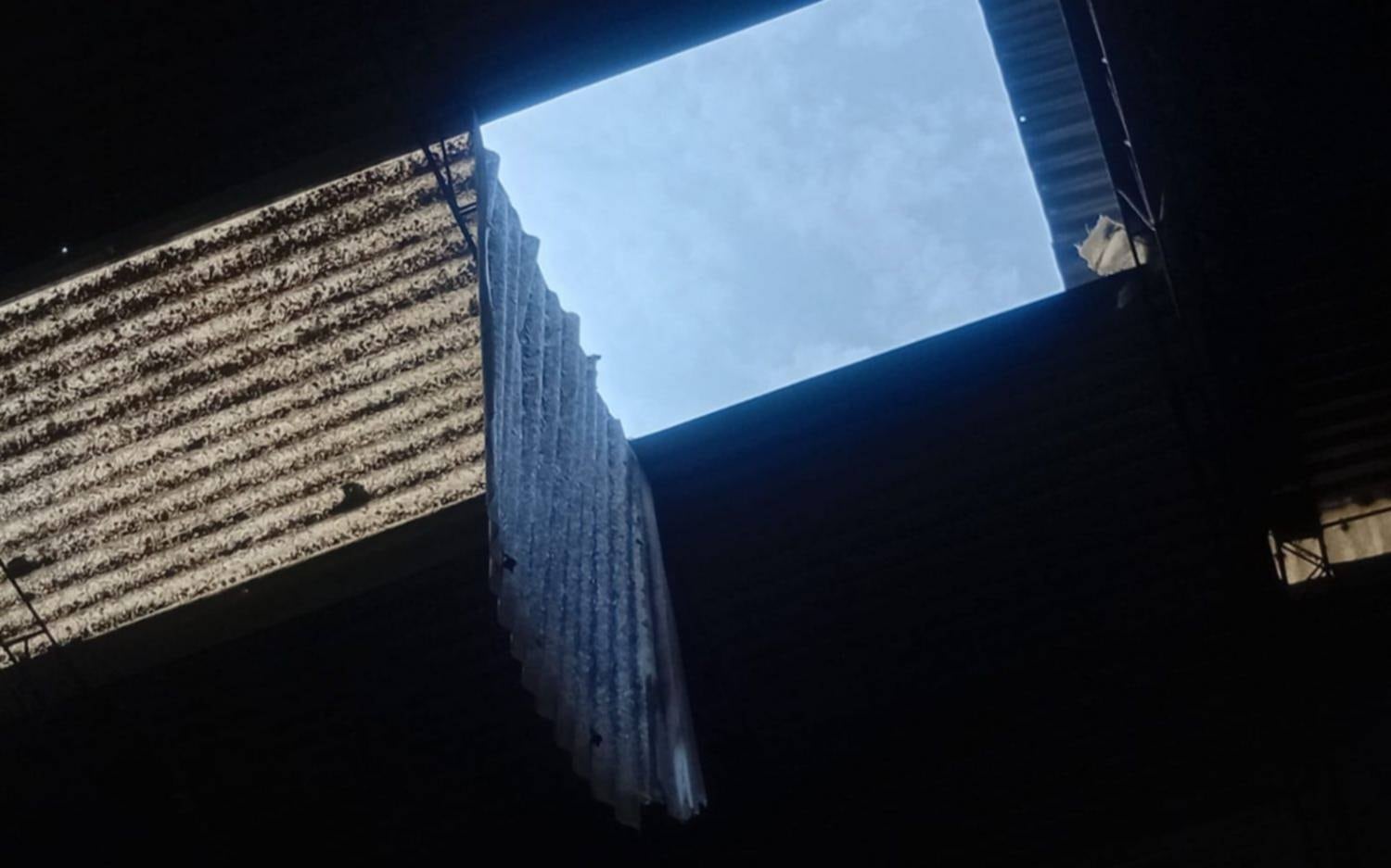 El accidente ocurrió en las calles 123 y 48, una obra donde se realizaban tareas de limpieza sobre un techo de chapa (El Día)