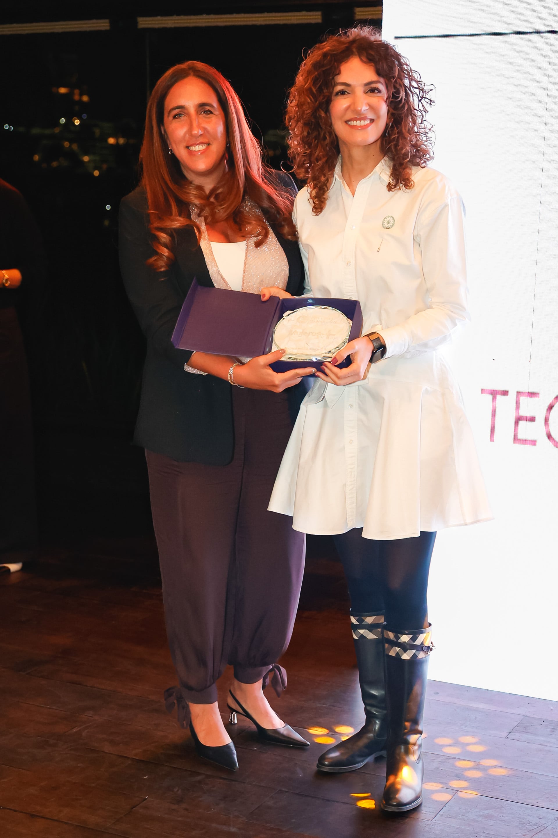 Yesica Méndez, quien impulsa iniciativas dentro del ecosistema FemTech, recibió el primer premio de la noche. Posó con Ariela Fefer, COO en Softtek