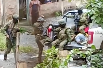 En videos captados por ciudadanos se observa el momento en que se traslada el cuerpo de Bryan Ledesma en una camioneta militar. (Diario Extra)