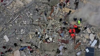 Los rescatistas buscan entre los