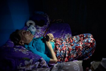 Valentina sostiene una linterna dentro