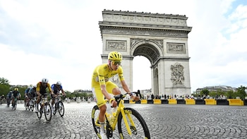 El ciclista esloveno Tadej Pogacar gana su quinto Tour dando espectáculo hasta el final