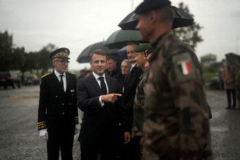 Macron en un campo militar en el este de Francia (Thibault Camus/via REUTERS)