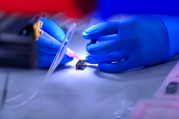 El sector de equipo de precisión y médico representó el 46 % de las exportaciones de bienes de Costa Rica a julio de 2026, con ventas acumuladas por USD 6.399 millones, según cifras de PROCOMER. Crédito: ForJ Medical CR