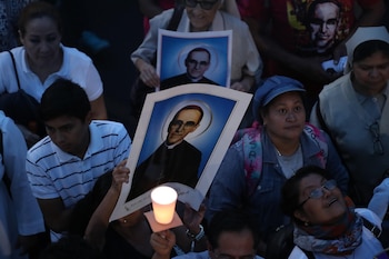 -FOTODELDIA- SSR02. SAN SALVADOR (EL SALVADOR). 14/10/18.- Vista del inicio de los actos religiosos y culturales para celebrar la canonización del beato salvadoreño Óscar Arnulfo Romero, en San Salvador (El Salvador) hoy, sábado 13 de octubre de 2018. Romero fue asesinado en marzo de 1980 por un escuadrón de la muerte. EFE/Rodrigo Sura