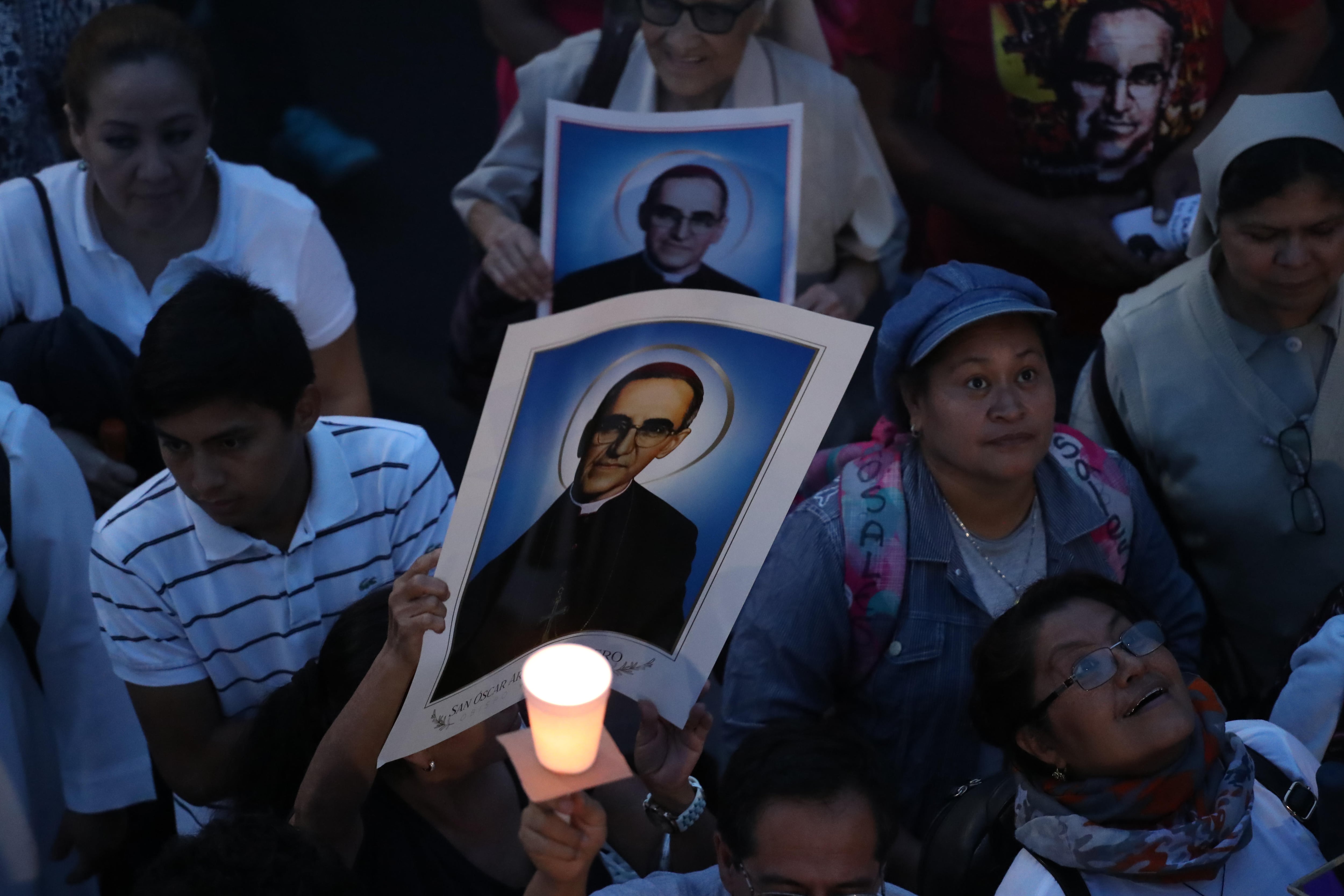 -FOTODELDIA- SSR02. SAN SALVADOR (EL SALVADOR). 14/10/18.- Vista del inicio de los actos religiosos y culturales para celebrar la canonización del beato salvadoreño Óscar Arnulfo Romero, en San Salvador (El Salvador) hoy, sábado 13 de octubre de 2018. Romero fue asesinado en marzo de 1980 por un escuadrón de la muerte. EFE/Rodrigo Sura