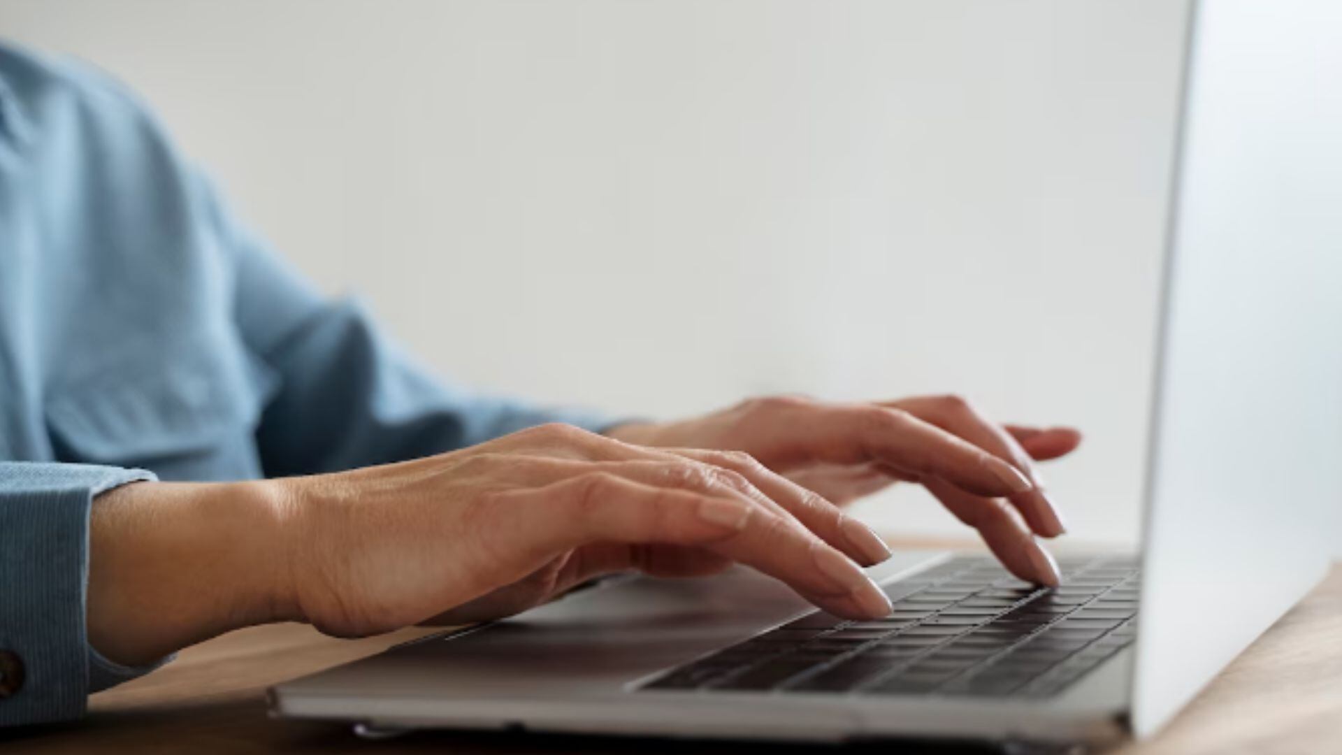 Cada curso está diseñado según las necesidades actuales del mercado y es impartido por profesionales calificados, con materiales virtuales de apoyo y acompañamiento personalizado - Créditos: Freepik.