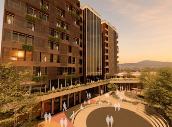La propuesta ganadora incorpora viviendas asequibles, espacios para adultos mayores, madera estructural y diseños sostenibles, con una visión del desarrollo urbano hacia el año 2100. Crédito: Universidad Hispanoamericana