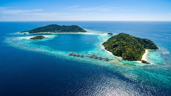 Bawah Reserve, el resort de Indonesia que seduce al turismo de lujo con spa, hidroavión y tortugas marinas