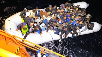 Salvamento Marítimo intercepta otras dos embarcaciones con 121 inmigrantes en aguas de Lanzarote y de Gran Canaria
